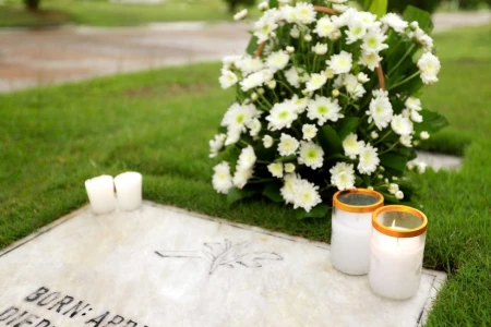 Types of Burial Graves: Differences Between Traditional Earth Graves and Concrete Graves