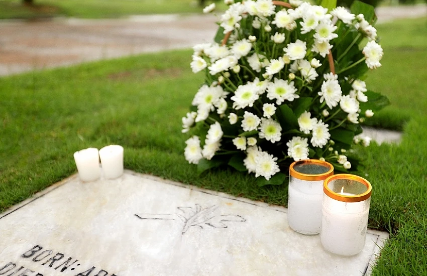 Types of Burial Graves: Differences Between Traditional Earth Graves and Concrete Graves