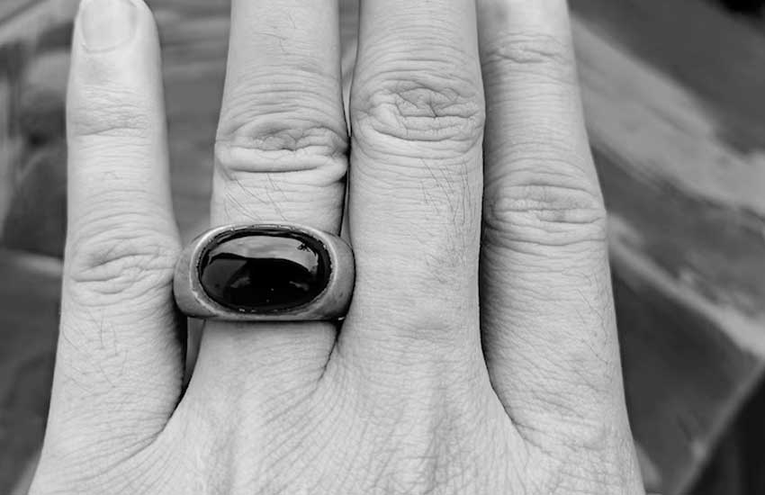 Commemorative signet ring with ashe