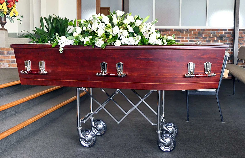 Funeral Trolleys in Practice – How to Choose the Right Model for Chapels, Cemeteries, and Difficult Terrain