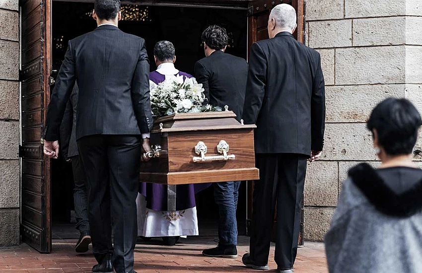 Organising a Ceremony at a Municipal vs. Parish Cemetery – Practical Differences